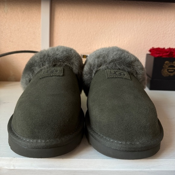 Like New UGG Women's Warm Slipper Size 8 - Picture 6 of 9